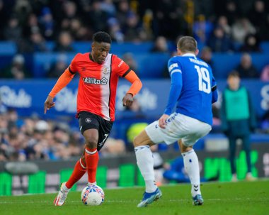 Luton Town 'dan Chiedozie Ogbene, 27 Ocak 202 tarihinde Goodison Park, Liverpool, Birleşik Krallık' ta oynanan dördüncü tur müsabaka Everton-Luton Town karşılaşmasında topla öne geçti.