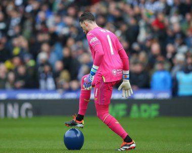 Wolverhampton Wanderers takımından Jos S, 28 Ocak 2024 'te Birleşik Krallık' ın Hawthorns kentinde oynanan dördüncü tur müsabaka Batı Bromwich Albion-Wolverhampton Wanderers karşılaşmasında Batı Bromwich balonunu fırlattı.