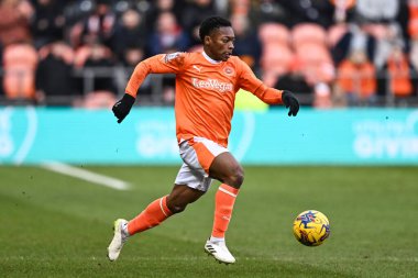 Blackpool 'dan Karamoko Dembl, 21 Ocak 2024' te Bloomfield Road, Blackpool, İngiltere 'de oynanan Blackpool-Charlton Atletizm karşılaşmasında topla bir çıkış yaptı.