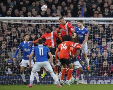 Everton 'dan James Tarkowski, 27 Ocak 202 tarihinde Goodison Park, Liverpool, Birleşik Krallık' ta oynanan dördüncü tur müsabakasında Luton Town 'a karşı Luton Town' da Luton Town 'dan Luton Town' dan Carlton Morris ile birlikte mücadele ediyor.