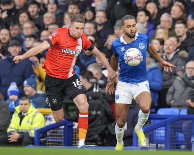Luton Town 'dan Reece Burke ve Everton' dan Dominic Calvert-Lewin, 27 Ocak 202 tarihinde Goodison Park, Liverpool 'da oynanan 4.