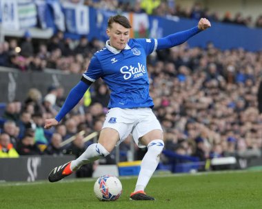 Everton 'dan Nathan Patterson, 27 Ocak 202 tarihinde İngiltere' nin Liverpool kenti Goodison Park 'ta oynanan dördüncü tur müsabaka Everton-Luton Town karşılaşmasında topu çaprazlıyor.