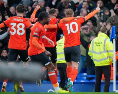 Luton Town 'dan Cauley Woodrow, 27 Ocak 202 tarihinde Goodison Park, Liverpool' da oynanan dördüncü tur müsabakasında 1-2 Luton Town 'a katılma hedefini kutluyor.