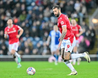 Wrexham 'dan Ollie Palmer, Birleşik Krallık' ın Blackburn kentinde oynanan dördüncü tur Blackburn Rovers vs Wrexham karşılaşmasında topu ileri atıyor.