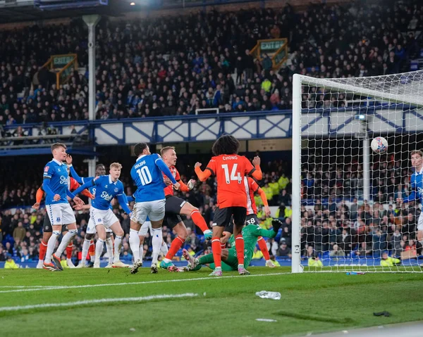 Luton Town 'dan Cauley Woodrow, 27 Ocak 202 tarihinde Goodison Park, Liverpool' da oynanan dördüncü tur müsabakasında Luton Town 'a karşı oynanan Emirates FA Kupası karşılaşmasında topu 1-2 Luton Town' a attı.
