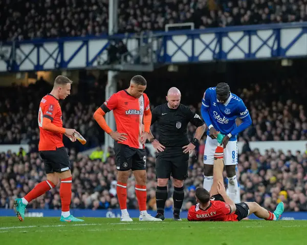 Everton 'dan Amadou Onana 8 # 27 Ocak 202 tarihinde Goodison Park, İngiltere' de oynanan dördüncü tur müsabakasında sakatlanan Luton Town takımından Ross Barkley 'e yardım eder.