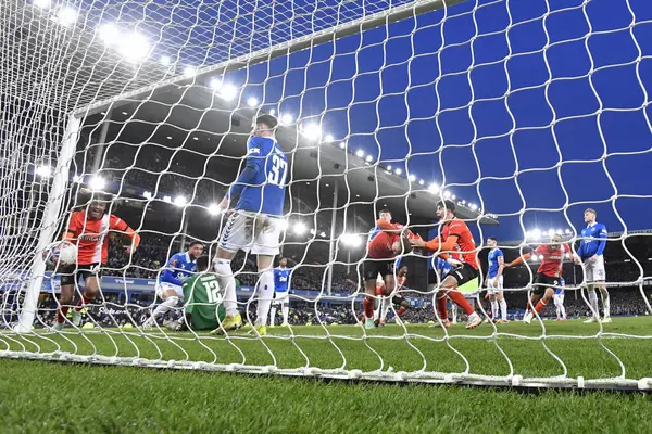 Luton Town 'dan Cauley Woodrow, 27 Ocak 202 tarihinde İngiltere' nin Liverpool kentinde Goodison Park 'ta oynanan dördüncü tur müsabakasında 1-2' lik galibiyet golünü attı.