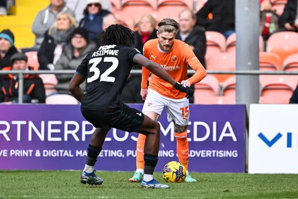 Blackpool 'dan Hayden Coulson, Charlton Athletic takımından Nathan Asiimwe' yi 27 Ocak 202 'de Bloomfield Road, Blackpool' da Blackpool Charlton Athletic maçında yendi.