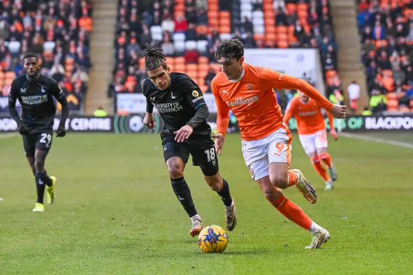 Blackpool 'dan Kyle Joseph, 21 Ocak 202' de Bloomfield Road, Blackpool 'da oynanan Blackpool - Charlton Atletizm maçında topa vuruyor.