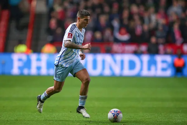 Nottingham Ormanı 'ndan Nicols Domnguez, 26 Ocak 2024 tarihinde Bristol City, Bristol, İngiltere' nin başkenti Bristol 'da oynanan dördüncü tur Bristol City - Nottingham Forest karşılaşmasında topla ilerliyor.