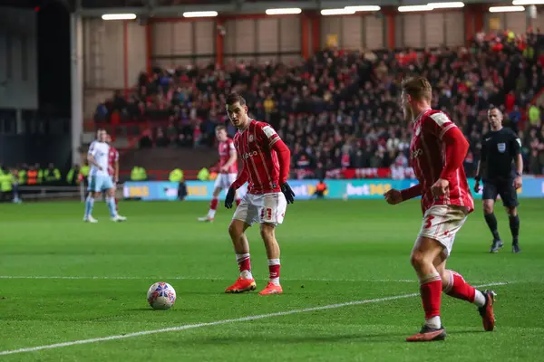 Bristol City takımından Anis Mehmeti, Bristol City 'nin Bristol Gate, Bristol, İngiltere' de oynadığı dördüncü tur karşılaşmasında pas verdi.
