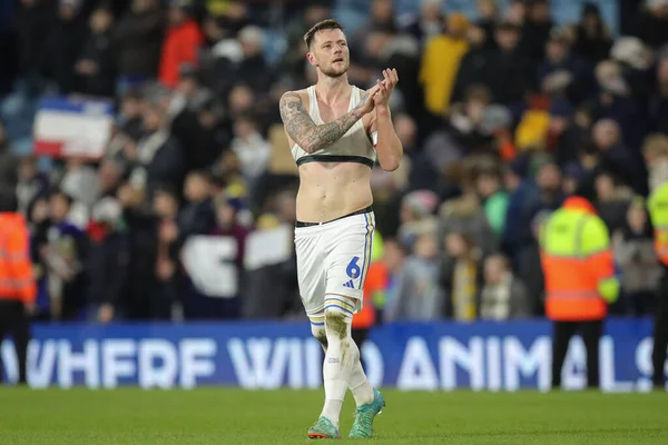Liam Cooper Från Leeds United Klappar Händerna Och Applåderar Supportrarna — Stockfoto