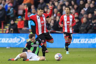 Brighton & Hove Albion 'dan Pascal Gross, Sheffield United' ın dördüncü tur karşılaşmasında Sheffield United 'a karşı Brighton ve Hove Albion' a karşı 27 Ocak 202 'de Bramall Lane, Sheffield, İngiltere' de oynanan karşılaşmada Gustavo Hamer tarafından faul yaptı.