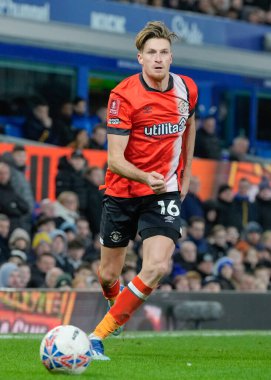 Luton Town 'dan Reece Burke, 27 Ocak 202 tarihinde İngiltere' nin Liverpool kenti Goodison Park 'ta oynanan dördüncü tur müsabaka Everton-Luton maçında pas attı.