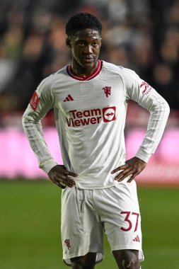 Manchester United takımından Kobbie Mainoo, Birleşik Krallık 'ın Rodney Parade şehrinde oynanan dördüncü tur turnuvasında oynanan dördüncü tur karşılaşma sırasında