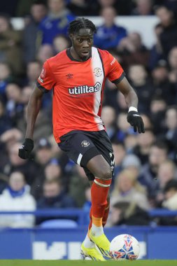Luton Town 'dan Elijah Adebayo, Birleşik Krallık' ın Goodison Park kentinde oynanan dördüncü tur müsabakasında Everton, Luton Town 'a karşı.