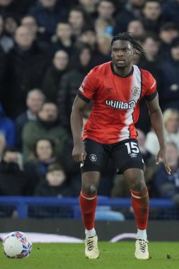 Luton Town takımından Teden Mengi, Birleşik Krallık 'ın Goodison Park kentinde oynanan dördüncü tur karşılaşmasında Everton, Luton Town' a karşı.