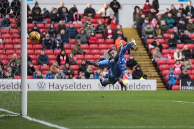 Barnsley 'den Liam Roberts topu Exeter City' den Reece Cole 'un 27 Ocak 202' de Oakwell, Barnsley, İngiltere 'de oynanan Sky Bet 1 maçı sırasında attığı golü izliyor.