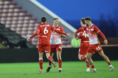 Barnsley 'li Mal de Gevigney, 27 Ocak 2024' te Oakwell, Barnsley, İngiltere 'de oynanan Sky Bet Lig 1 maçında 1-2' lik galibiyetini kutluyor.