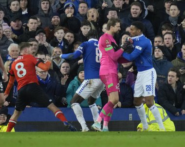 Luton Town 'dan Tim Krul, 27 Ocak 202 tarihinde Goodison Park, Liverpool' da oynanan dördüncü tur müsabakasında Everton, Luton Town maçında Everton 'ı Everton' dan geri çekerken işler kızışıyor.