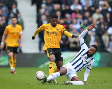 Batı Bromwich Albion 'dan Nathaniel Chalobah Wolverhampton Wanderers' dan Nlson Semedo 'yu, 28 Ocak 2024' te The Hawthorns, West Bromwich, İngiltere 'de oynanan dördüncü tur karşılaşmasında yendi.