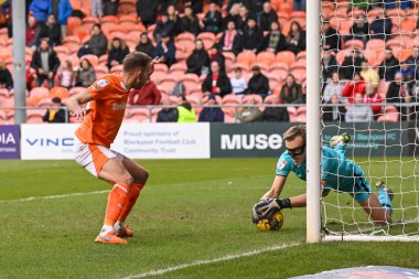 Blackpool 'dan Jordan Rhodes golü vuruyor ama Charlton Athletic takımından Ashley Maynard-Brewer tarafından 27 Ocak 202' de Bloomfield Road, Blackpool 'da Blackpool-Charlton Athletic maçında kurtarıldı.
