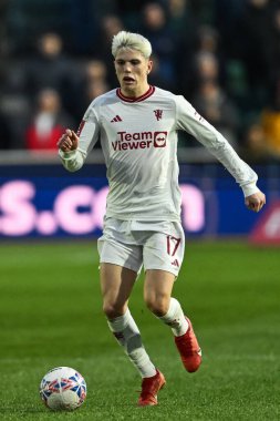 Manchester United takımından Alejandro Garnacho, 28 Ocak 202 tarihinde Birleşik Krallık 'ın Newport kentinde oynanan dördüncü tur karşılaşması Newport County - Manchester United maçında topa vuruyor.