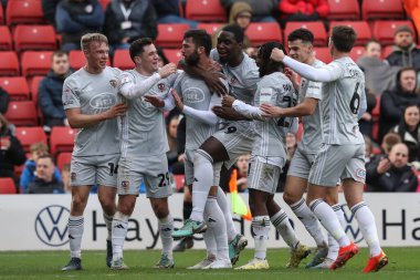 Exeter City 'den Reece Cole 27 Ocak 202' de Oakwell, Barnsley, İngiltere 'de oynanan Sky Bet 1 karşılaşmasında 0-2' lik galibiyet golünü kutluyor.
