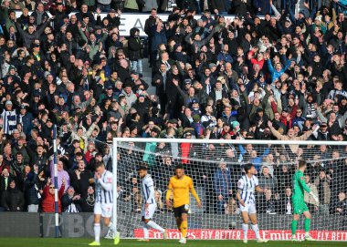 West Bromwich Albion, 28 Ocak 202 'de Birleşik Krallık' ın Hawthorns kentinde oynanan dördüncü tur karşılaşmasında Wolverhampton Wanderers ile Batı Bromwich Albion karşılaşmasında Wolverhampton Wanderers 'ın Wolverhampton maçında Wolverhampton Wanderers takımının gol şansı için Wolverhampton Wanderers' dan Matheus Cunha 'ya tepki gösterdi.