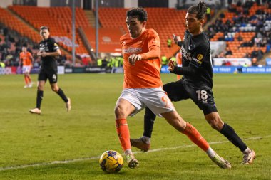 Blackpool 'dan Kyle Joseph, 21 Ocak 202' de Bloomfield Road, Blackpool 'da oynanan Blackpool - Charlton Atletizm maçında topa vuruyor.