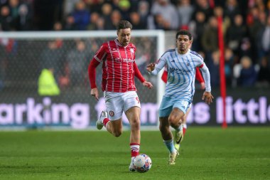 Bristol City 'den Harry Cornick, Bristol Gate, Bristol, İngiltere' de oynanan dördüncü tur Bristol City - Nottingham Forest karşılaşması sırasında topu bırakıyor.
