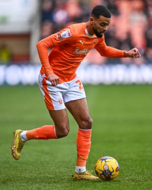 Blackpool takımından CJ Hamilton, 21 Ocak 202 'de Bloomfield Road, Blackpool' da oynanan Blackpool - Charlton Atletizm maçında topa vuruyor.