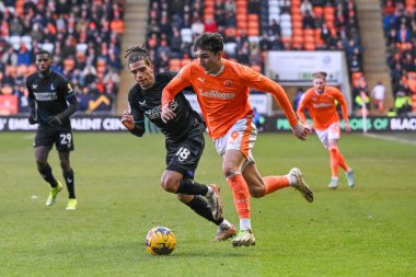 Blackpool 'dan Kyle Joseph, 21 Ocak 202' de Bloomfield Road, Blackpool 'da oynanan Blackpool - Charlton Atletizm maçında topa vuruyor.