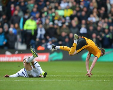 West Bromwich Albion takımından Jed Wallace, 28 Ocak 202 'de Birleşik Krallık' ın başkenti West Bromwich 'te oynanan dördüncü tur müsabakasında Wolverhampton Wanderers' a karşı oynanan dördüncü tur karşılaşmasında Wolverhampton Wanderers 'dan Wolverhampton Wanderers' dan Tommy Doyle 'a faul yaptı.