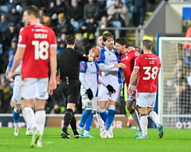 Blackburn Rovers 'dan Tyrhys Dolan ve Wrexham' dan George Evans, 21 Ocak 202 'de Ewood Park, Blackburn, Birleşik Krallık' ta oynanan dördüncü tur müsabaka Blackburn Rovers - Wrexham maçında kavga ederken sinirler gerildi.