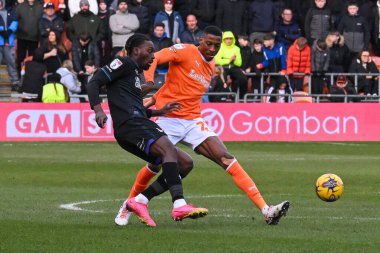 Charlton Athletic takımından Freddie Ladapo, Blackpool takımından Marvin Ekpiteta tarafından 27 Ocak 202 'de Bloomfield Road, Blackpool' da oynanan Blackpool-Charlton maçında yenildi.