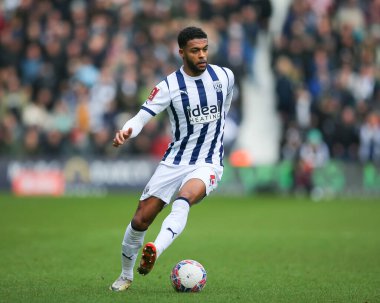 Batı Bromwich Albion takımından Darnell Furlong, 28 Ocak 202 'de Birleşik Krallık' ın başkenti West Bromwich 'te oynanan dördüncü tur karşılaşmasında dördüncü tur Batı Bromwich Albion' a karşı Wolverhampton Wanderers maçında topu ileri attı.