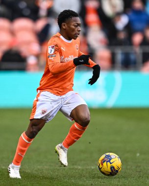 Blackpool 'dan Karamoko Dembl, 21 Ocak 2024' te Bloomfield Road, Blackpool, İngiltere 'de oynanan Blackpool-Charlton Atletizm karşılaşmasında topla bir çıkış yaptı.