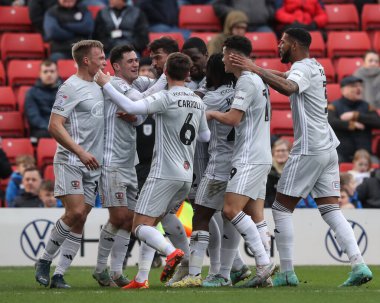 Exeter City 'den Reece Cole 27 Ocak 202' de Oakwell, Barnsley, İngiltere 'de oynanan Sky Bet 1 karşılaşmasında 0-2' lik galibiyet golünü kutluyor.