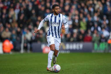West Bromwich Albion takımından Darnell Furlong, 28 Ocak 202 'de Birleşik Krallık' ın başkenti West Bromwich 'te oynanan dördüncü turda Batı Bromwich Albion' a karşı Wolverhampton Wanderers maçında topa devam ediyor.