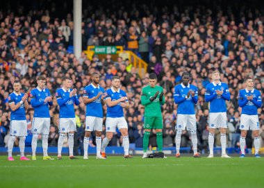 Everton, 27 Ocak 202 tarihinde Birleşik Krallık 'ın Liverpool kenti Goodison Park' ta oynanan dördüncü tur müsabakasında John Hurst 'e saygılarını sundu.