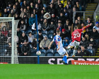 Wrexham 'dan Andy Cannon, 21 Ocak 202' de Ewood Park, Blackburn, Birleşik Krallık 'ta oynanan 4. Rauntluk Blackburn Rovers - Wrexham maçında topu 0-1 Wrexham' a çıkardı.