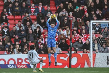 Barnsley 'den Liam Roberts, 27 Ocak 202' de Oakwell, Barnsley, İngiltere 'de oynanan Sky Bet 1 maçında Highball' u topluyor.