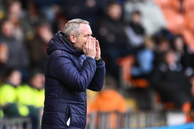 Blackpool 'un Neil Critchley yöneticisi takımına talimatları 27 Ocak 202' de Bloomfield Road, Blackpool 'da oynanan Blackpool-Charlton maçında verdi.