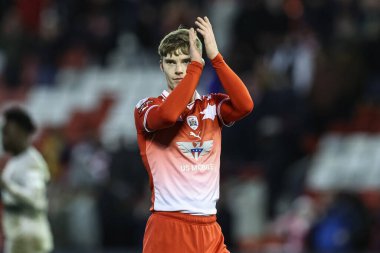 Barnsley 'den Luca Connell 27 Ocak 202' de İngiltere 'nin Oakwell kentinde oynanan Sky Bet 1 karşılaşmasında taraftarları alkışlıyor.