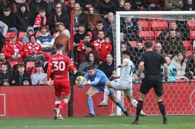 Barnsley 'den Liam Roberts topu 27 Ocak 202' de Oakwell, Barnsley, İngiltere 'de oynanan Sky Bet 1 maçı sırasında toplar.