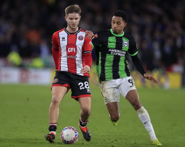 Sheffield United 'tan James McAtee, Birleşik Krallık' ın Sheffield Lane, Sheffield, İngiltere 'de oynanan dördüncü tur karşılaşmasında Brighton & Hove Albion takımından Joao Pedro' yu geçiyor.