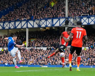 Everton 'dan Jack Harrison, 27 Ocak 202 tarihinde İngiltere' nin Liverpool kenti Goodison Park 'ta oynanan dördüncü tur müsabaka Everton-Luton Town karşılaşmasında topa vuruyor.