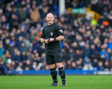 Hakem Simon Hooper, Birleşik Krallık 'ın Liverpool kenti Goodison Park' ta oynanan dördüncü tur müsabakasında Everton, Luton Town 'a karşı.