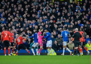 Luton Town 'dan Tim Krul ve Everton' dan Yusuf Chermiti, Birleşik Krallık 'ın başkenti Goodison Park' ta oynanan dördüncü tur müsabaka Everton-Luton Town maçında tartışırken sinirler gerildi.